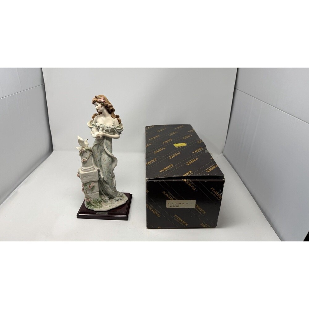 Florence Giuseppe Armani Figurine. Lady with Doves 0950C Made In Italy